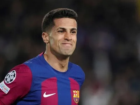 Cancelo bị đẩy ra rìa ở Barcelona