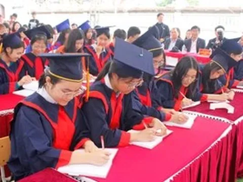 Hàng nghìn giáo viên, học sinh và du khách khai bút đầu Xuân Bính Ngọ