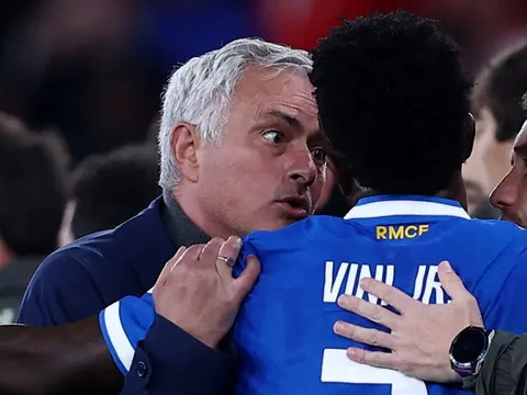 Real Madrid đóng sập cửa với Mourinho