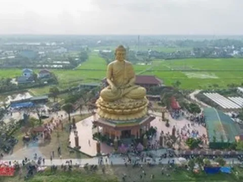 Hàng vạn người đổ về ngôi chùa có tượng Phật lớn nhất Bắc Trung Bộ