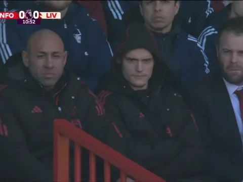 Biểu cảm gây chú ý của Wirtz khi không được thi đấu