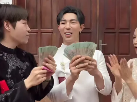 Choáng với số tiền Hòa Minzy lì xì Đức Phúc và Erik