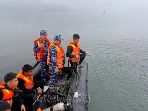CẬP NHẬT: Tìm thấy 1 nạn nhân mất tích trong vụ lật tàu khách trên hồ Thác Bà