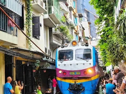 Giảm chạy tàu qua phố cà phê đường tàu Hà Nội