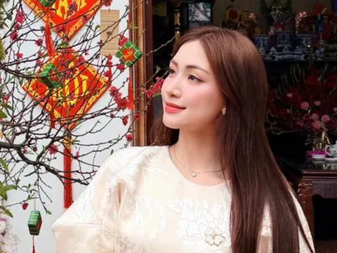 Đằng sau cảnh Hòa Minzy ăn Tết bên người đặc biệt