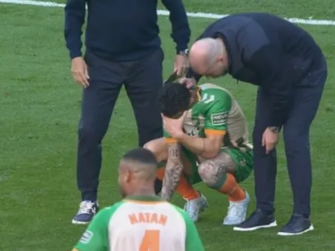 Antony khóc nức nở