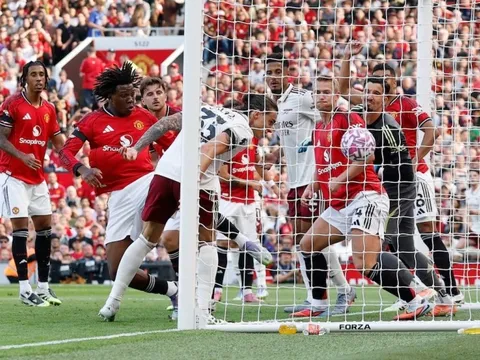 Chiến thuật 'ruồi bu' khi đá phạt góc là nét đẹp của bóng đá