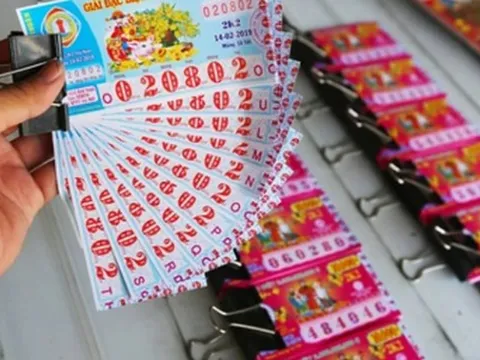 Vé số 10.000 đồng tặng cho 18 nhân viên không ngờ trúng giải 2 tỷ đồng: Ông chủ hứa chia đều rồi đổi ý, bí mật thay camera