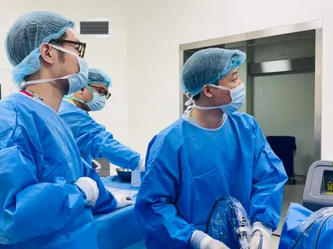 Nhịn đau chờ ‘ngày đẹp’ đi viện, bác sĩ thốt lên 'viên sỏi không biết xem ngày' 0