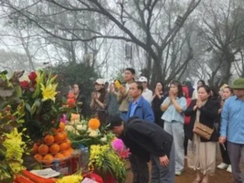 Hàng nghìn người đổ về Am Tiên ngày 'mở cổng trời'