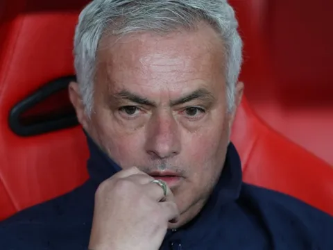 Mourinho ở đâu khi Benfica bị loại?