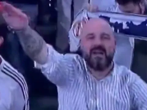 Fan Real Madrid bị trục xuất vì chào kiểu phát xít