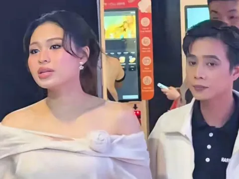 Lê Lộc diện váy gợi cảm xuất hiện bên bạn trai, lộ rõ tình trạng sau 5 năm hẹn hò