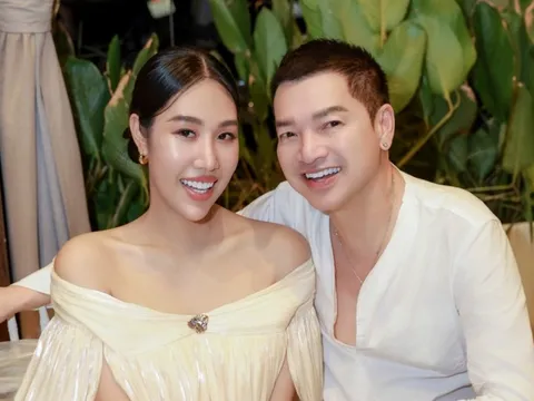 Nghệ sĩ Quang Minh về Việt Nam ăn Tết bù với vợ kém 37 tuổi