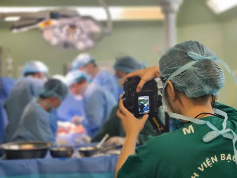 Người phụ nữ lặng lẽ ghi lại những khoảnh khắc sinh tử sau cánh cửa phòng mổ 0