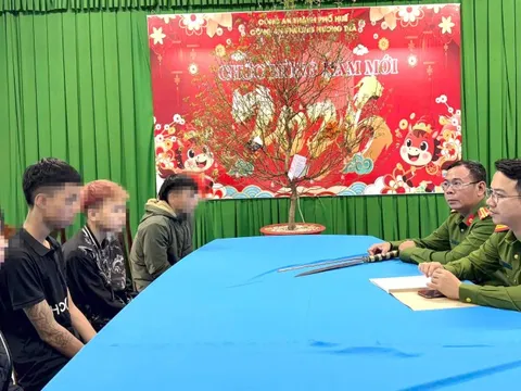 Góc khuất phía sau vụ nhóm thiếu niên mang hung khí “diễn” trên phố ở Huế