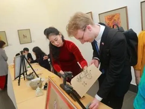 Du xuân cùng nghệ thuật tạo hình ngựa