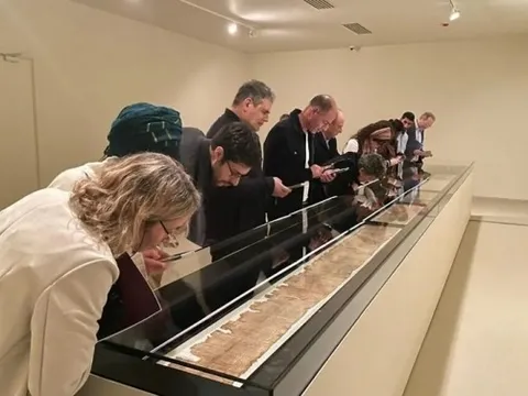 Lần đầu tiên trưng bày toàn bộ cuốn Kinh thánh cổ 2.100 tuổi