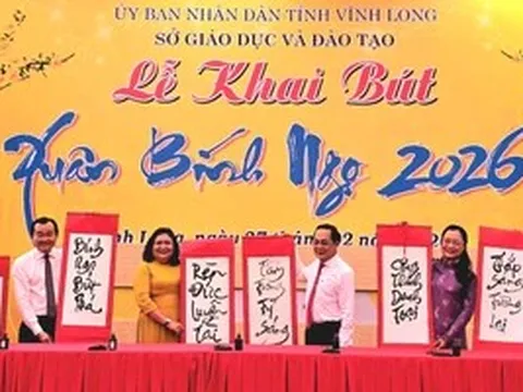 Hàng nghìn giáo viên, học sinh Vĩnh Long khai bút Xuân Bính Ngọ