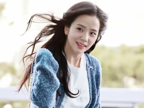 Jisoo (BLACKPINK) khoe triệt để đôi chân thon khi ra sân bay