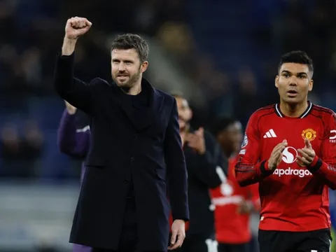 Dàn sao MU ủng hộ Carrick ngồi ghế nóng dài hạn