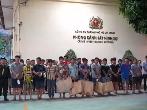 Hàng trăm cảnh sát đột kích sòng đá gà, bắt giữ 45 người giữa ban ngày