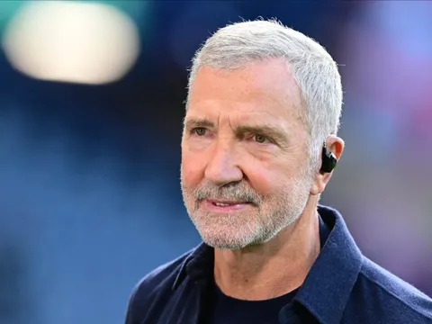 Huyền thoại Liverpool mắc kẹt giữa bom đạn ở Trung Đông