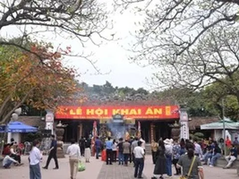 Dòng người đổ về Đền Trần trước giờ khai ấn