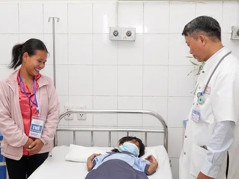 Nghẹt thở cuộc chạy đua ‘giờ vàng’ cứu sống bé gái bị rắn độc cắn khi đang ngủ