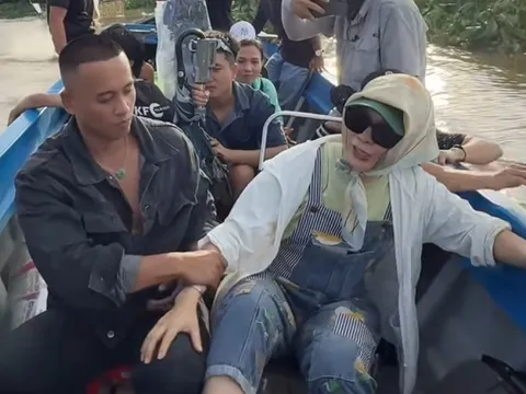 Mỹ Tâm suýt ngã thuyền, được Mai Tài Phến kịp thời kéo lại trong 'phút mốt'