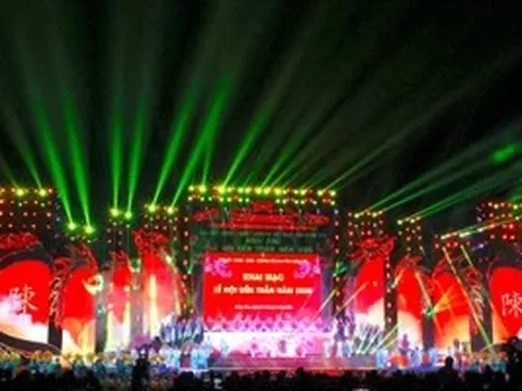 Hàng vạn du khách đổ về Đền Trần Hưng Yên đêm khai hội