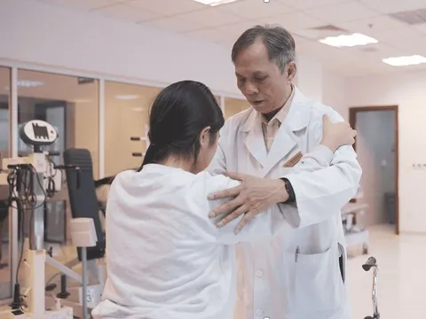 Nước mắt người cha và những bước đi đầu đời lần thứ hai của cô bé 12 tuổi 0