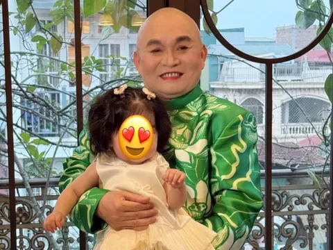 Khoảnh khắc ấm áp giữa nghệ sĩ Xuân Hinh và thành viên mới của gia đình