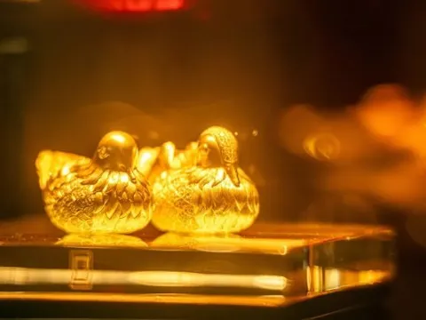 Giá vàng hôm nay 1/3/2026 tăng vọt cuối tuần, nhu cầu trú ẩn an toàn lại 'nóng', khả năng bứt phá lên đỉnh mới?