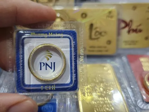 Giá vàng trên thị trường hơn 18 triệu đồng/chỉ, vì sao nhiều người mua được với giá hơn 17 triệu đồng/chỉ?