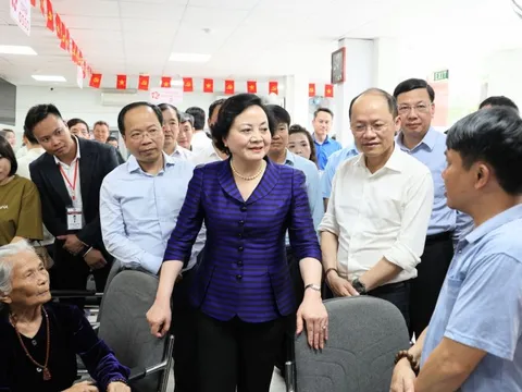 Phó Thủ tướng Phạm Thị Thanh Trà kiểm tra hoạt động Trung tâm Phục vụ hành chính công phường Thành Sen, tỉnh Hà Tĩnh