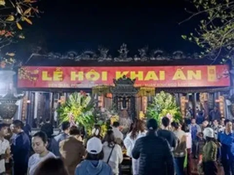 Người dân thức trắng đêm, đội mưa chờ xin ấn Đền Trần