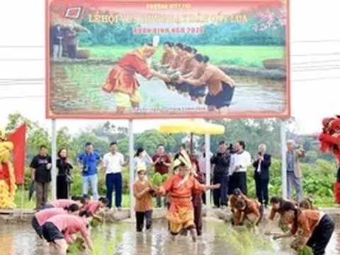 Tái hiện Lễ hội Vua Hùng dạy dân cấy lúa ở Phú Thọ