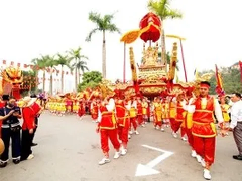 Hàng vạn người dân, du khách chiêm bái Lễ rước kiệu Đền Thượng 2026