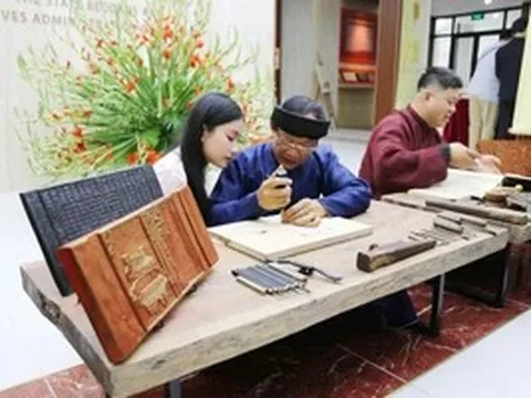 Học sinh hào hứng in dập mộc bản dịp Tết Nguyên tiêu