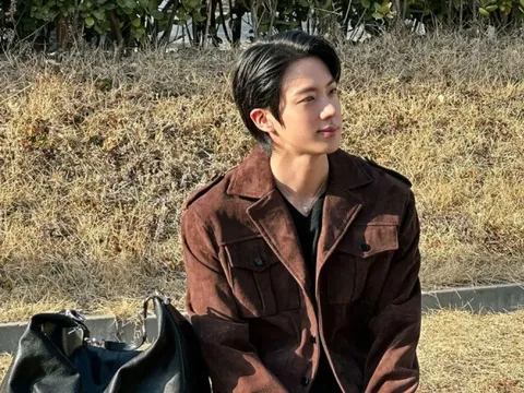 Jin (BTS) gây sốt trước ngày comeback