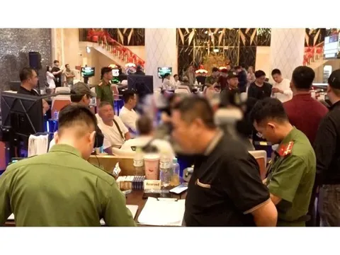 Đột kích tầng hầm khách sạn 5 sao ở Nha Trang, bắt quả tang nhóm người nước ngoài đánh bạc bằng USD