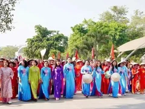 Hơn 600 đại biểu phụ nữ Điện Biên tham gia vòng xòe đoàn kết