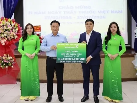 Vietcombank hỗ trợ 1 tỷ đồng thiết bị y tế tại Hóc Môn và Củ Chi, lan tỏa tinh thần sẻ chia, nhân ái trong ngày đầu Xuân mới