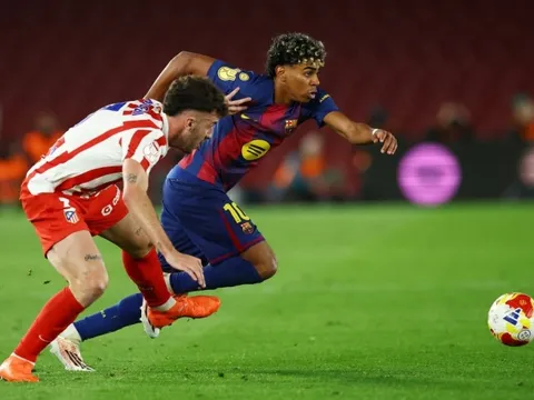 Yamal bỏ thẳng vào phòng thay đồ dù Barca được vỗ tay