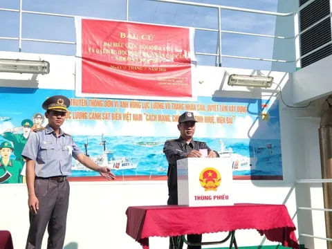 Lực lượng đang làm nhiệm vụ trên vùng biển chủ quyền của Tổ quốc thực hiện bầu cử sớm