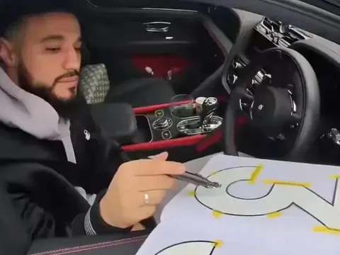 Màn ký tặng gây bão của cầu thủ MU