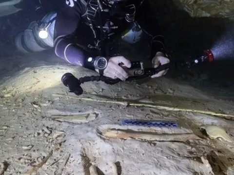 Mexico: Tìm thấy bộ xương thời tiền sử nằm sâu bên trong hang động ngập nước, niên đại ít nhất 8.000 năm