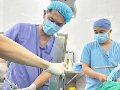 Vác cả máy xay thịt đến bệnh viện cầu cứu sau tai nạn kinh hoàng 0