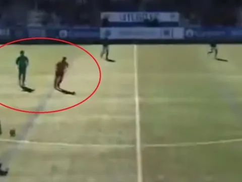 CLB Tây Ban Nha bố trí thủ môn lên đá ở giữa sân